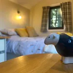 Herdie Hideaway - Shepherds Hut *